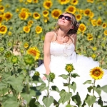 photo de mariée dans champs de tournesols en provence