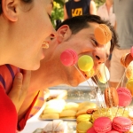 photo des mariés pièce montée macarons