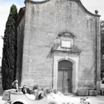 mariés devant église dans belle voiture